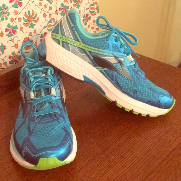 Brooks Shoes - NWOT Brooks Ravenna 7 Size 9